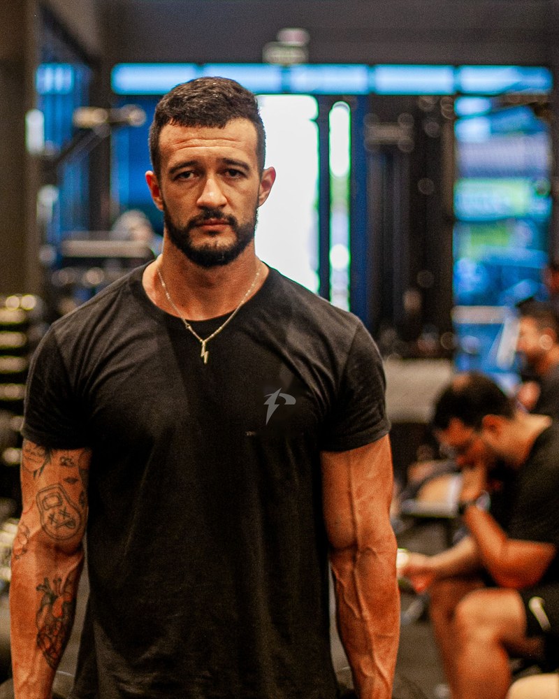 Lucas Pierin na academia, de frente